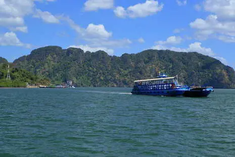 Ferry from Hua Hin pier on mainland heading to ท่าเรือคลองหมาก (Khlong Mak Pier) on Koh Lanta Noi. Photo by Koh Lanta photographer