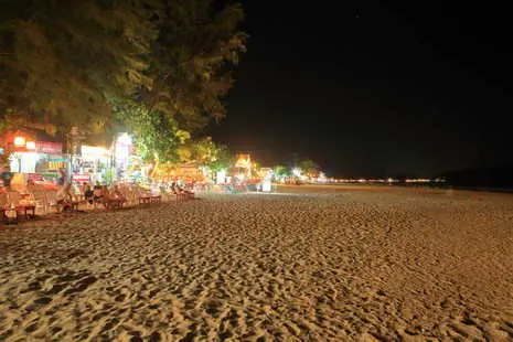Many beach restaurant for dinner at Laem Kho Kwang and Klong Dao Beach